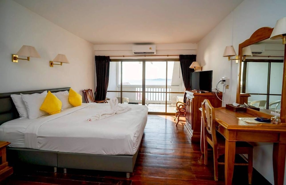 Jansom Beach Resort 10/67