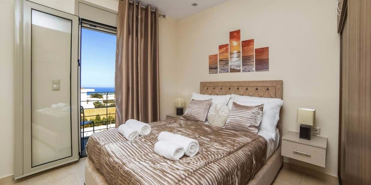 غرفة بسرير كينج وسريرين كوين بإطلالة على البحر بـ4 غرف نوم، Aroma Villas 2/8