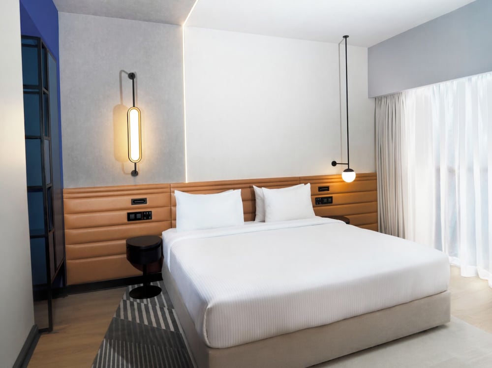 EXECUTIVE, SUITE, KING BED, SOFA