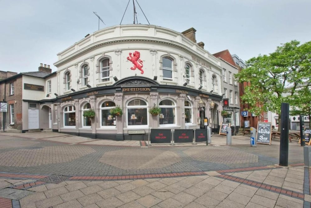 OYO The Red Lion Hotel in LUTON