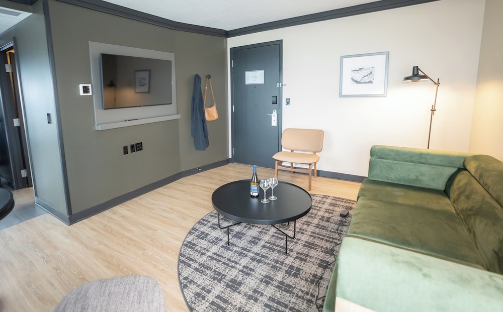 Brookstreet Hotel 40/64