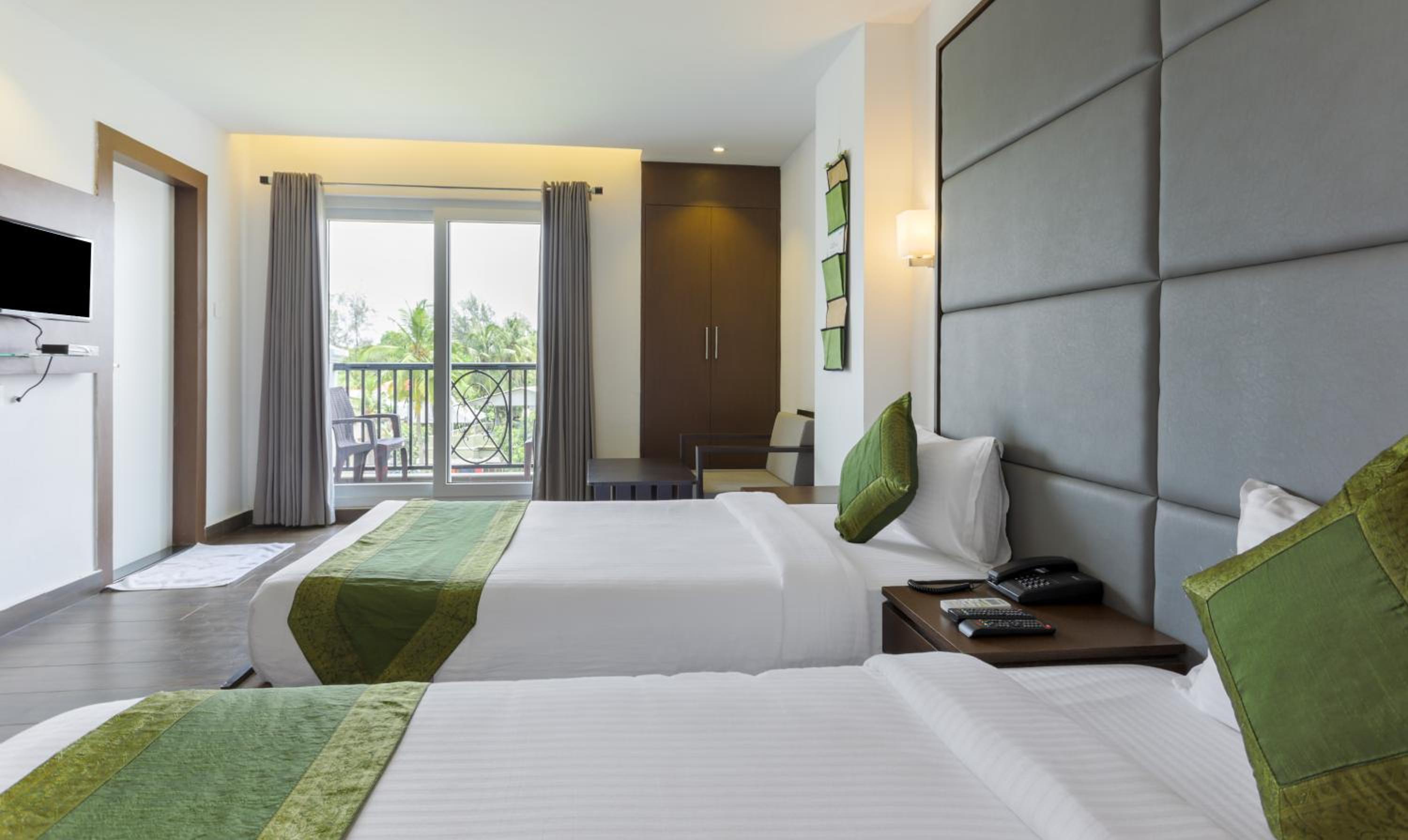Hotel Crown Suites 12/26