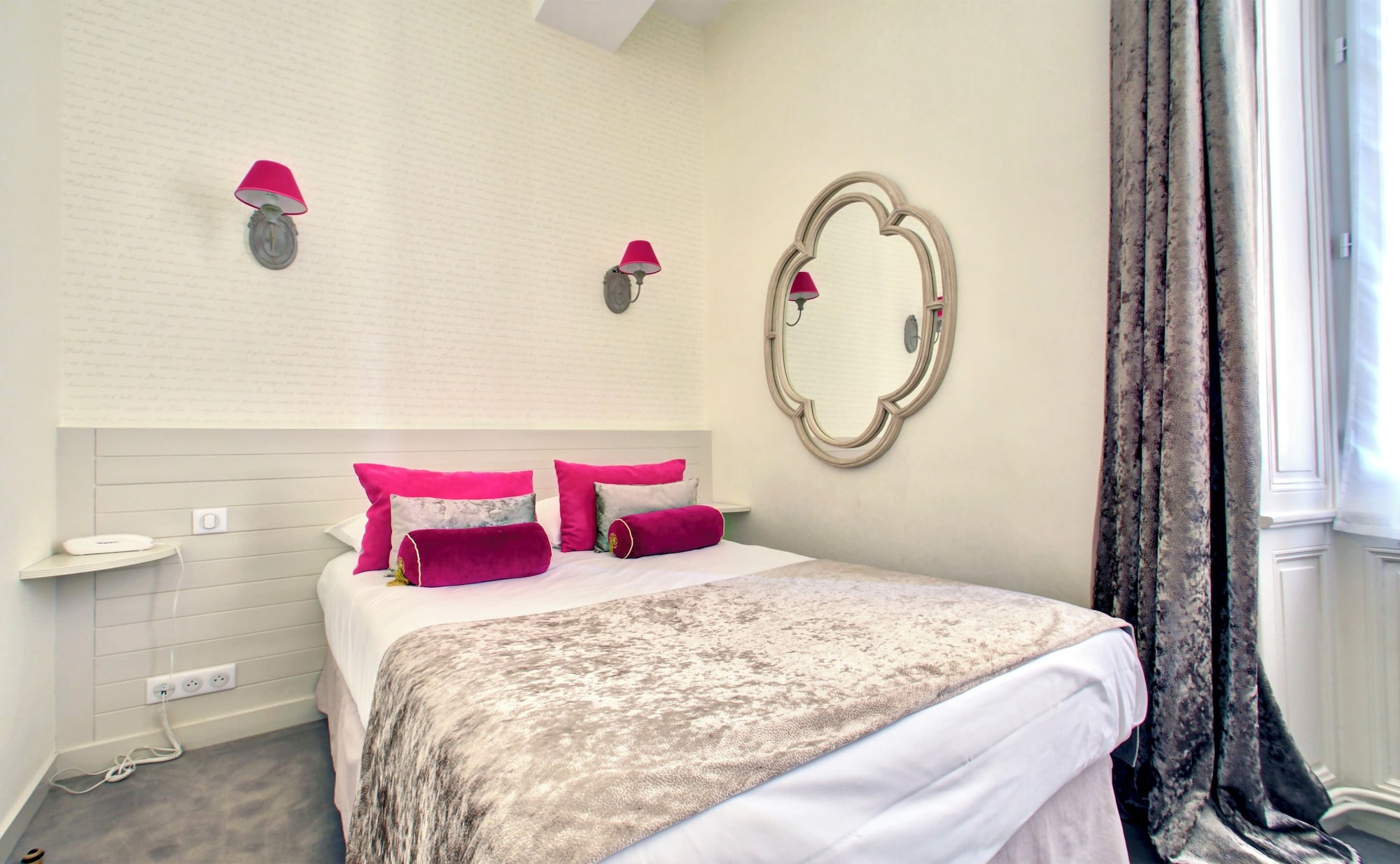 Room, Double Bed, Small, Hotel Du Mail 2/10