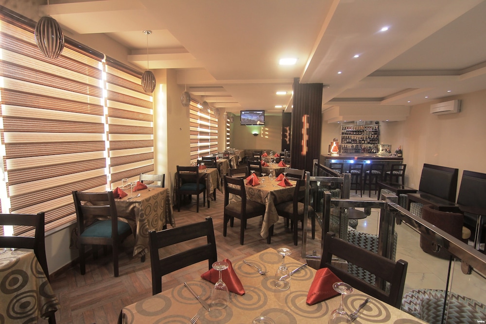 Oakspring Hotel &amp; Luxury Suites 47/50