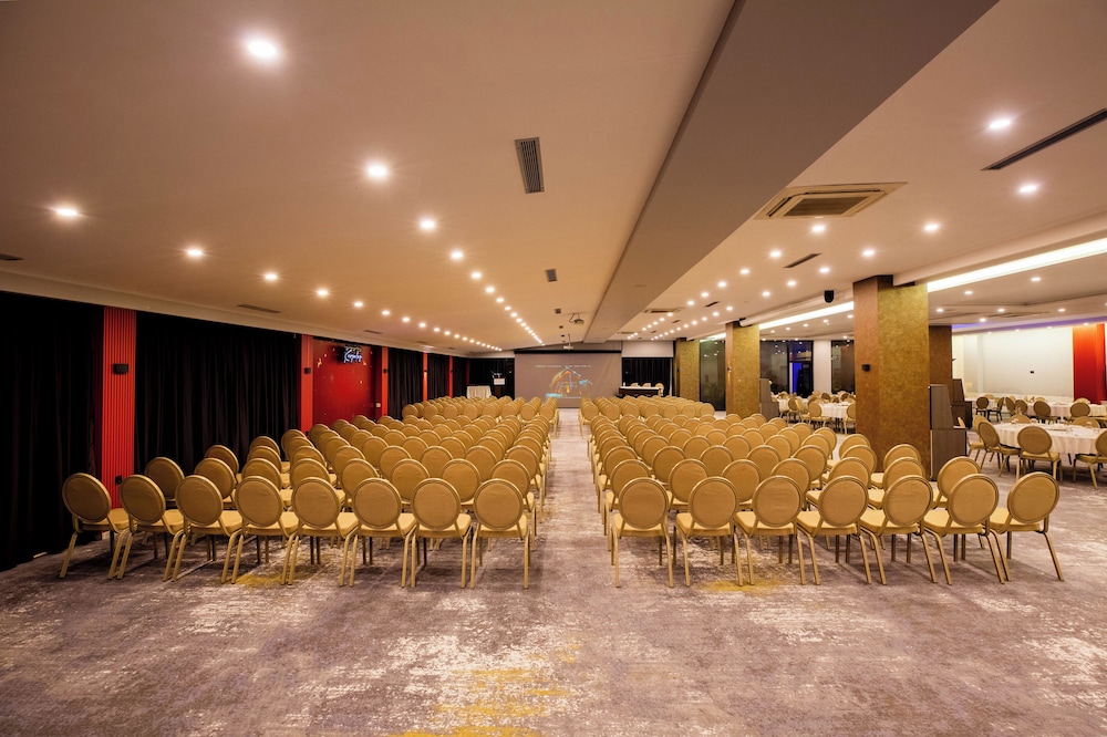 Karpalas City Hotel & Spa 67/70