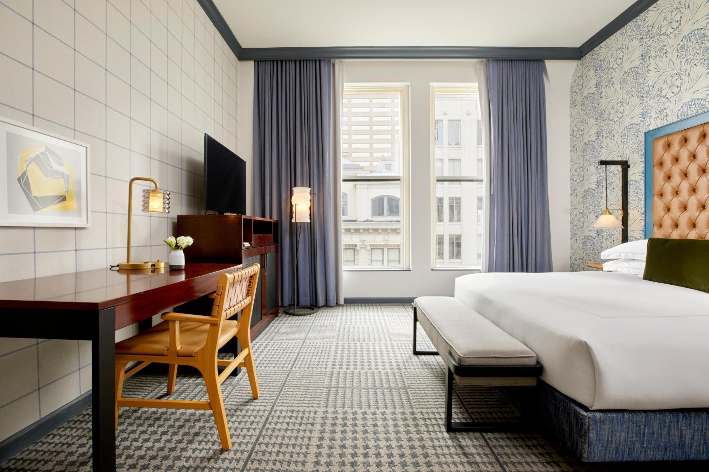 Essential, King Bed, Bathtub