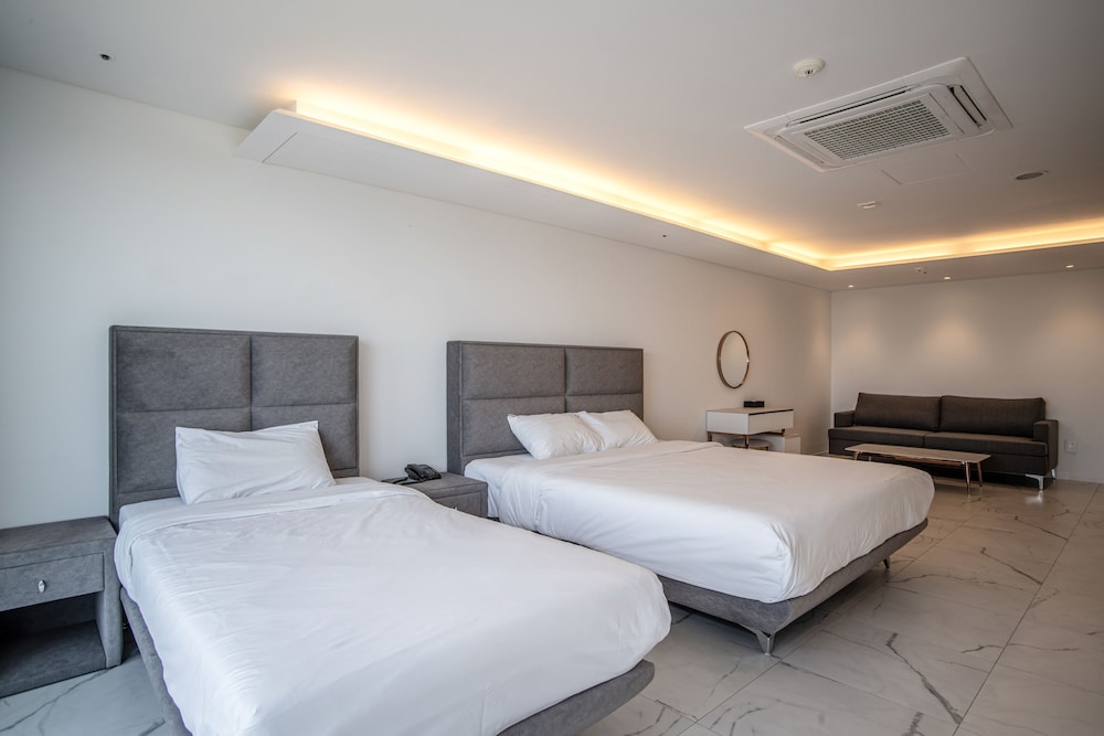 DELUXE, FAMILY, TWIN BEDS