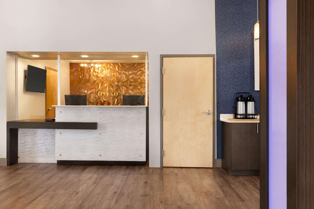 Days Inn & Suites by Wyndham Bowling Green 6/46