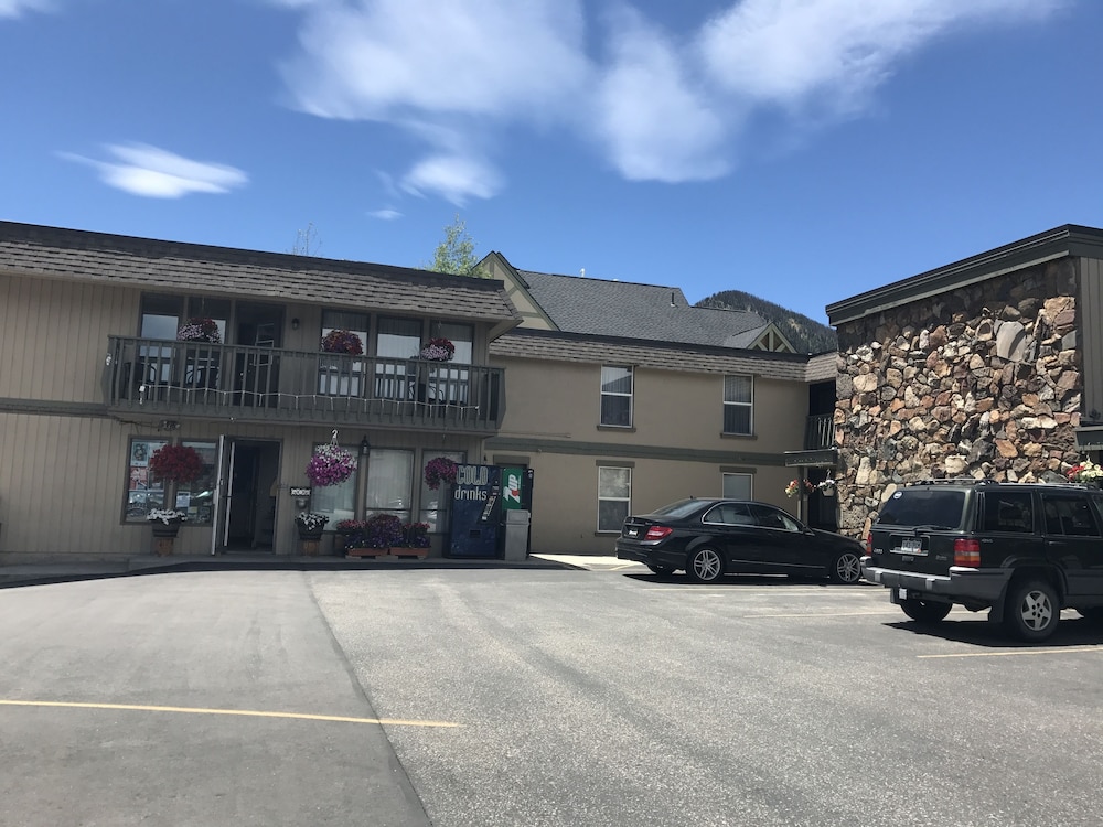 Snowshoe Motel 62/72