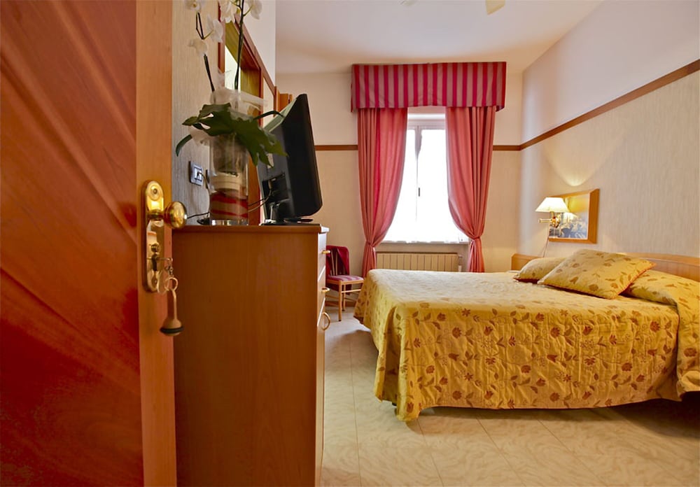Hotel Monte Rosa 18/30