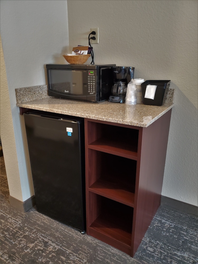 Cobblestone Suites Oshkosh 6/75