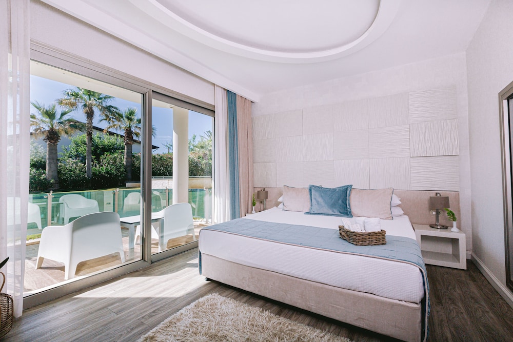 SUPERIOR, TWIN BEDS, GARDEN AREA