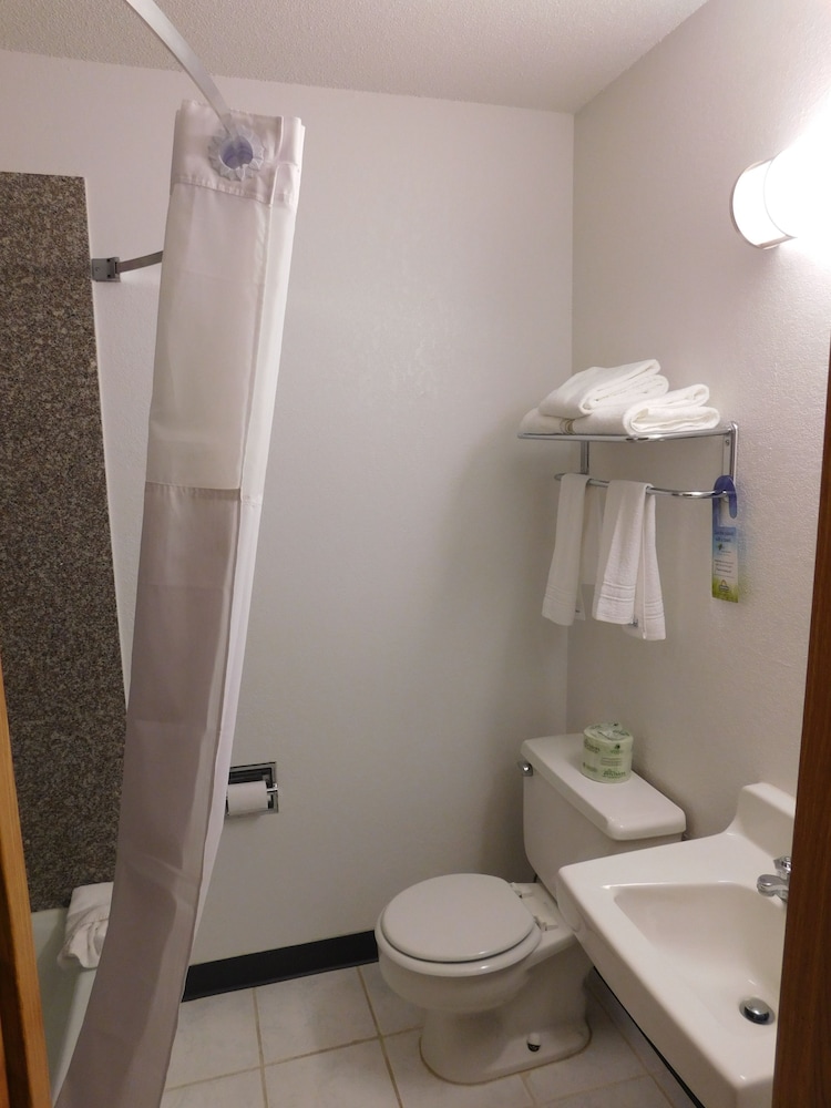 Days Inn by Wyndham West Branch Iowa City Area 14/42