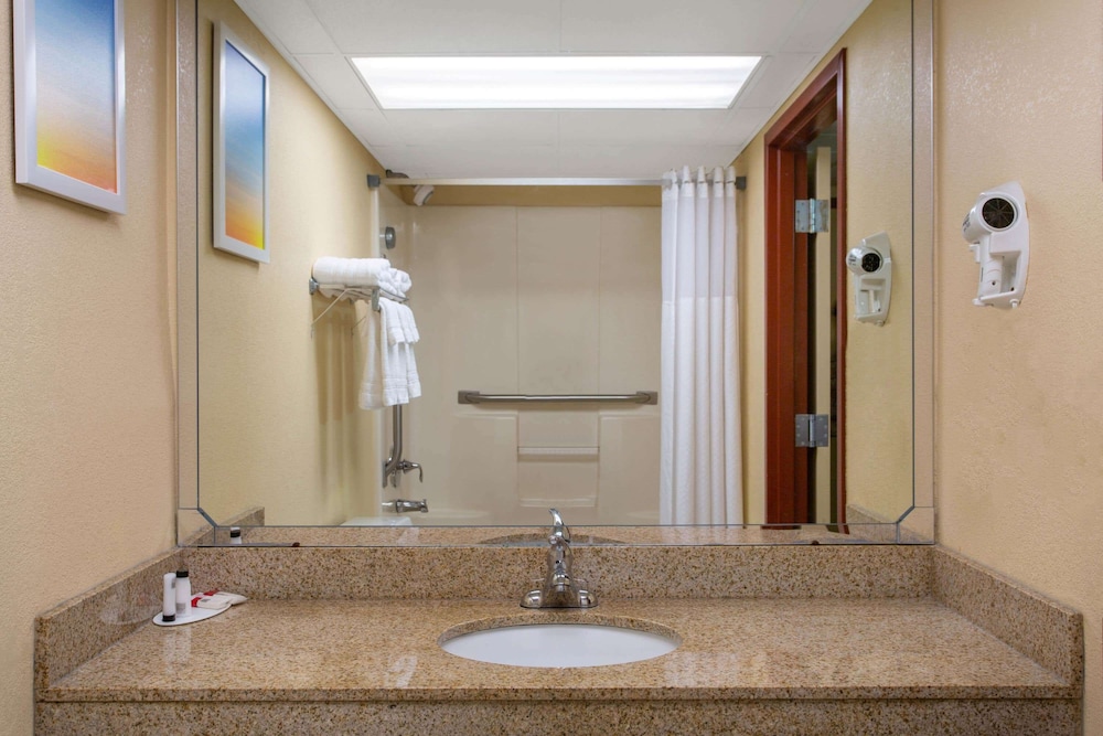 جناح استوديو بسرير كينج، Days Inn by Wyndham Hillsborough 2/2