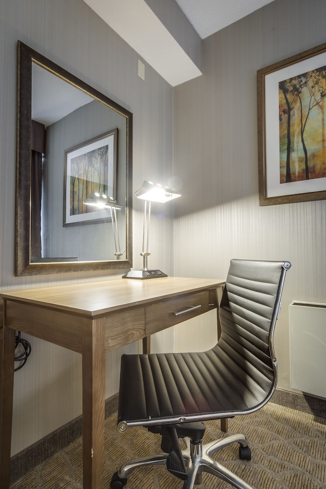 Monte Carlo Inn Airport Suites 57/68