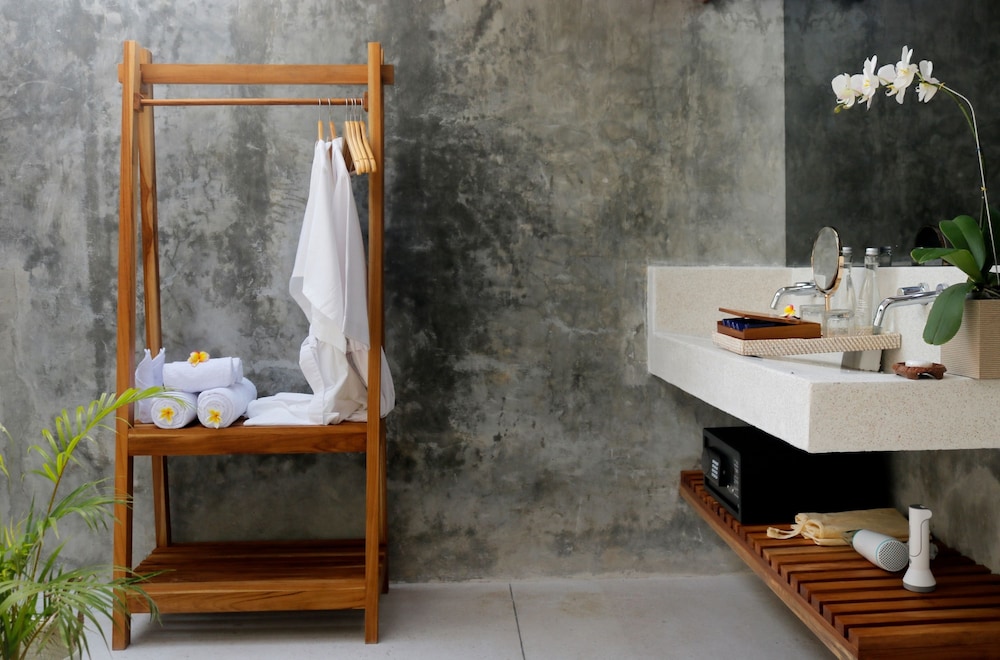 The Sender Pool Suite 44/50