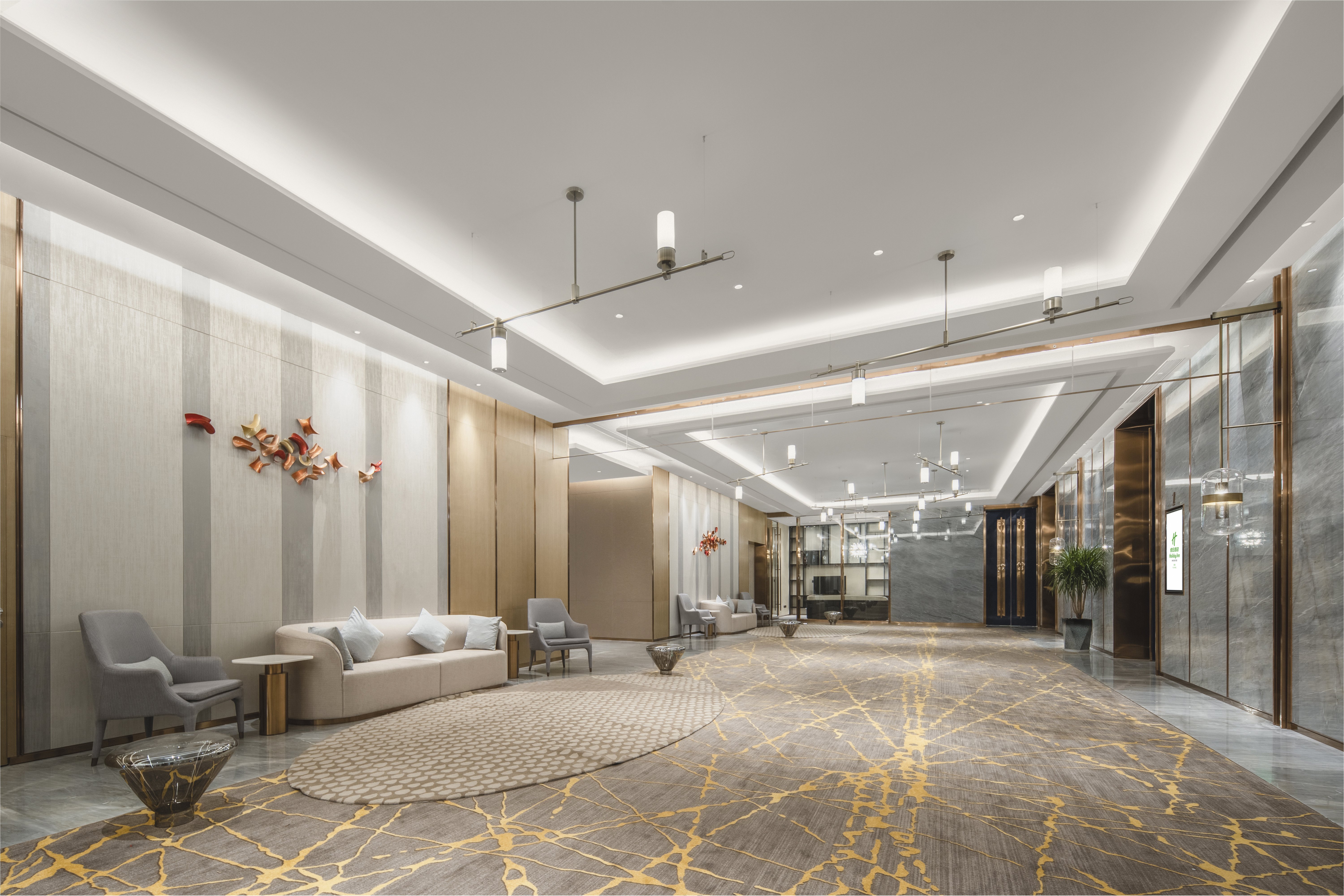 Holiday Inn Fuyang 9/75