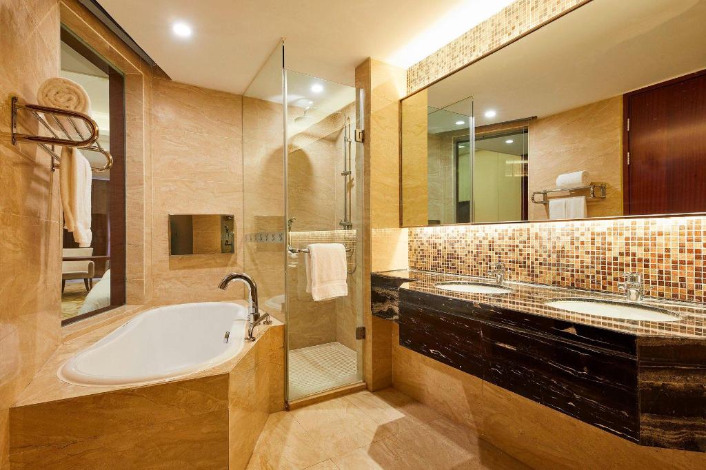 غرفة بزنس ديلوكس كبيرة بسرير كينج بإطلالة على الجبل في طابق مرتفع، Four Points By Sheraton Liupanshui 2/3