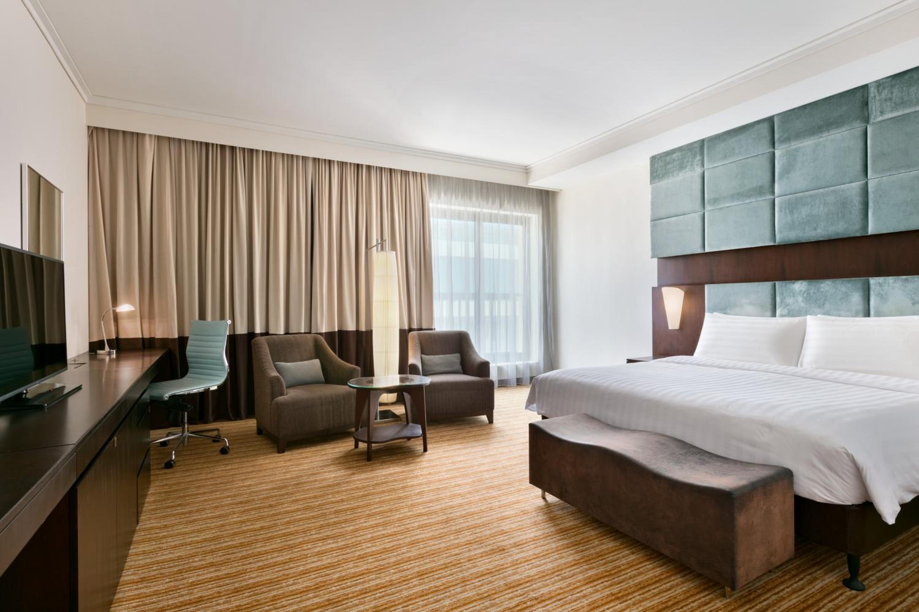 Traders, Club, Deluxe, King Bed, Lounge Access