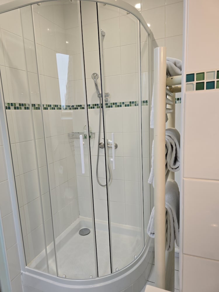 Castel Bayeux Guesthouse 49/50