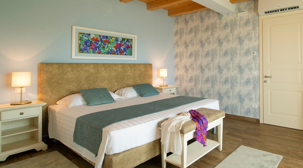 Superior, Suite, King and Twin Beds, Hill View