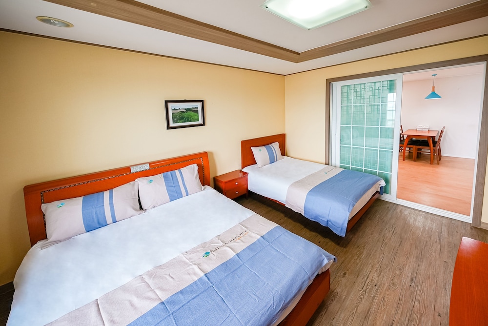 FAMILY, DOUBLE BED, PARTIAL OCEAN VIEW