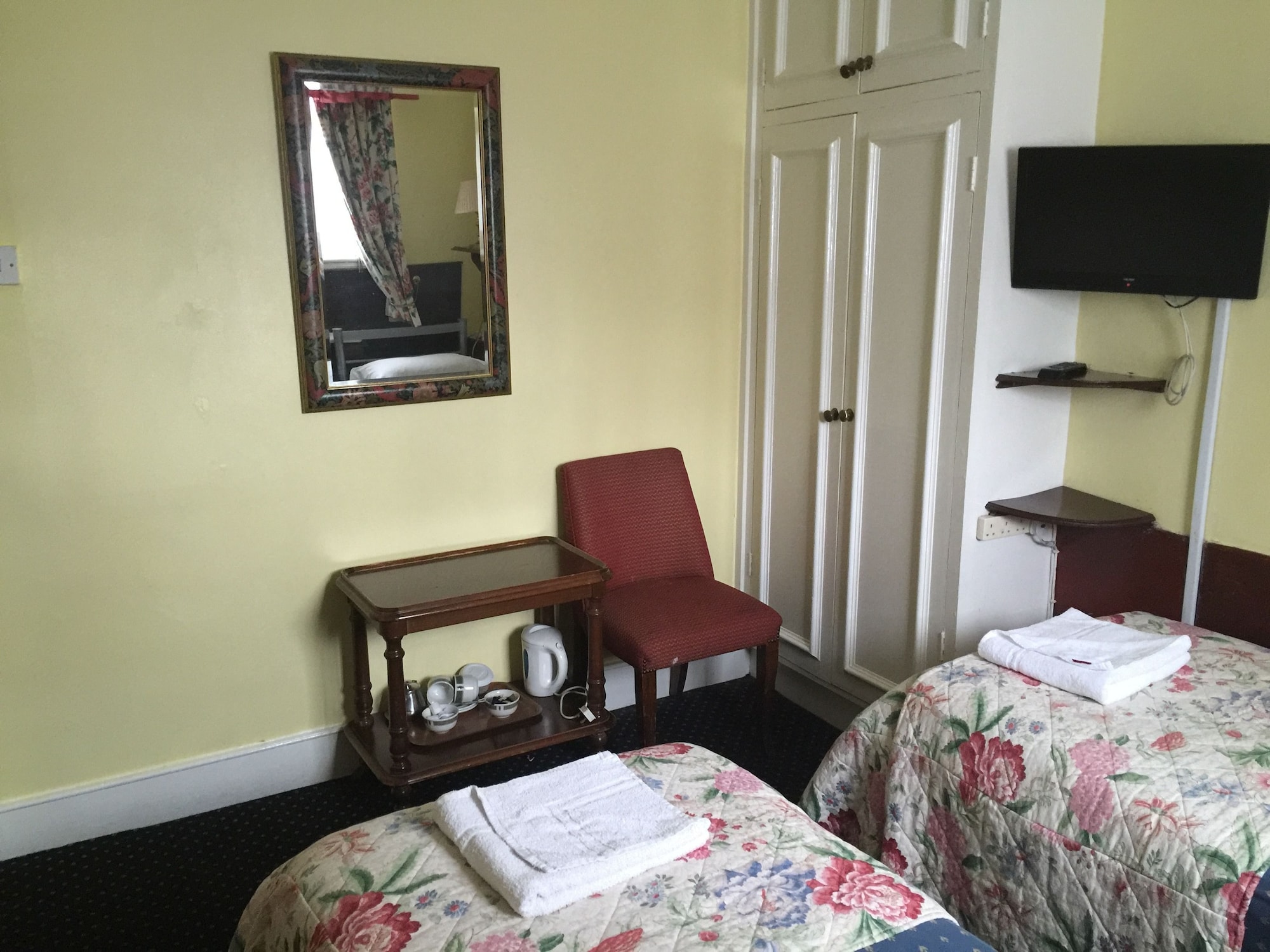ROOM, TWIN BEDS, SHARED BATHROOM