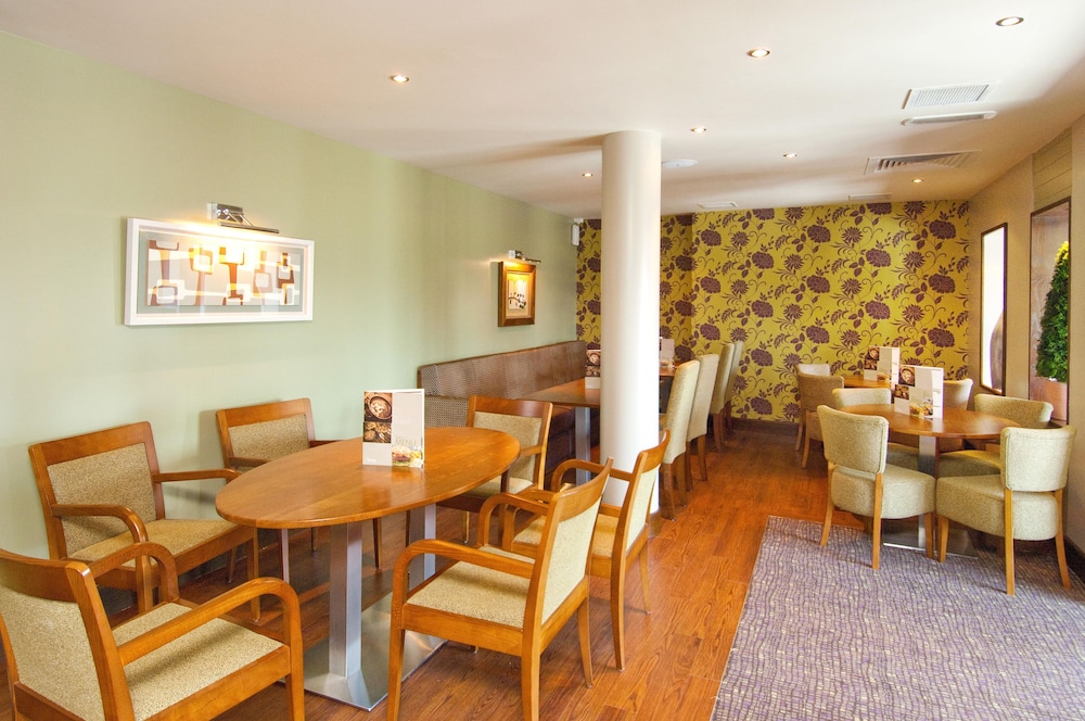 Premier Inn London Gatwick Airport Manor Royal 32/48