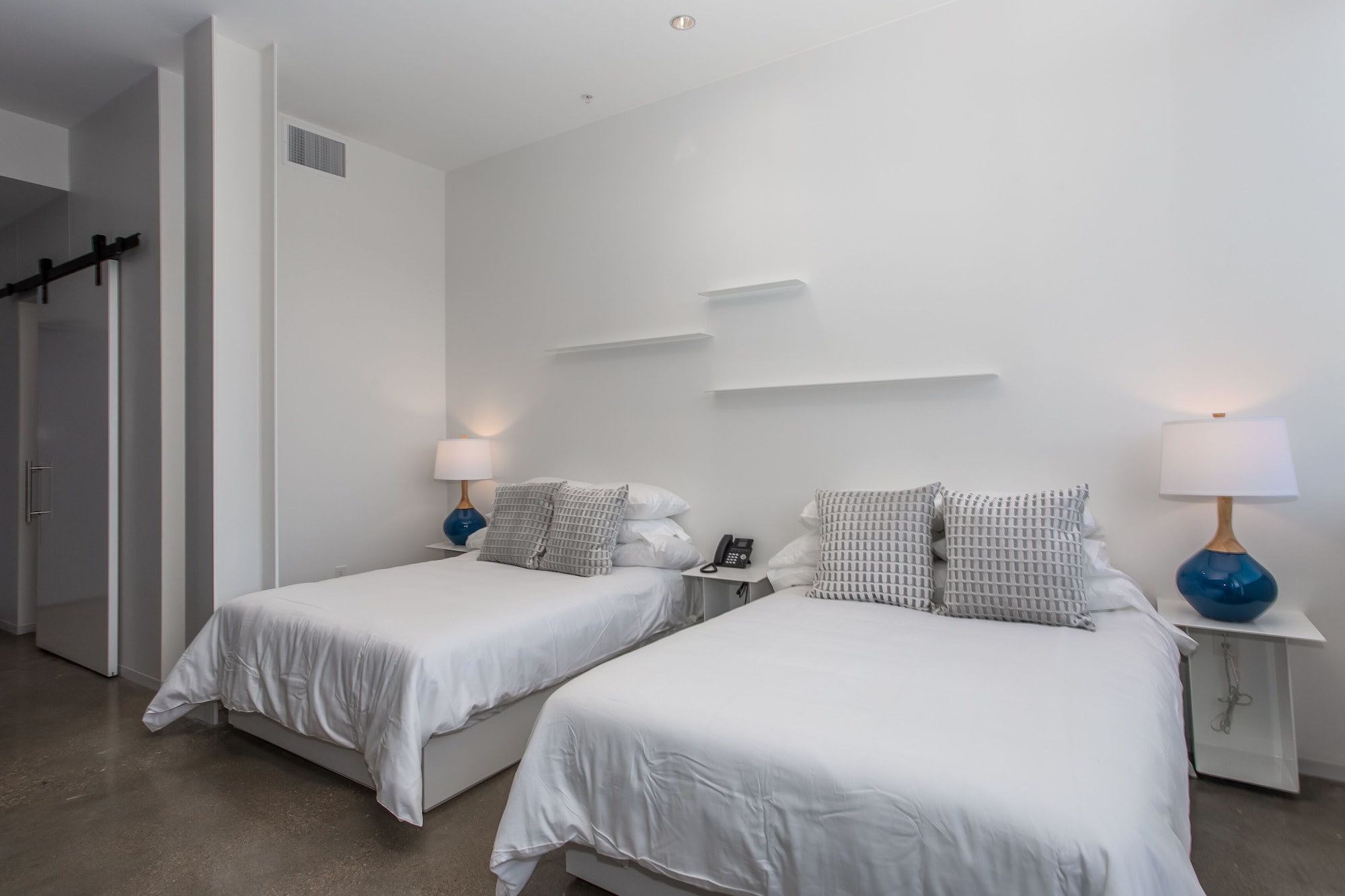 STANDARD, 2 QUEEN BEDS