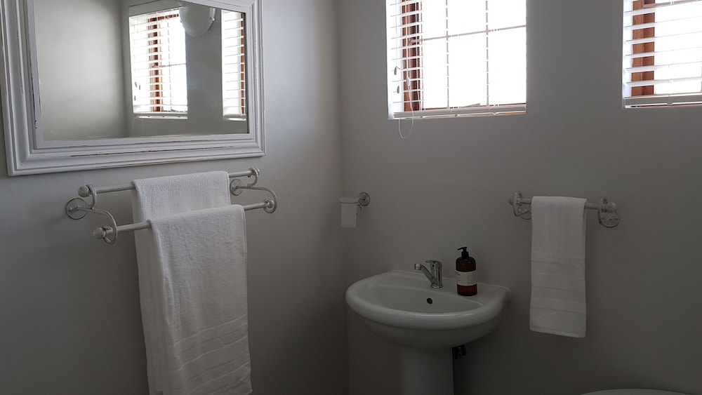 3 Bedrooms, Classic, House, Queen and Twin Beds, Ocean View, Garden Area، Normandie On Sea 3/3