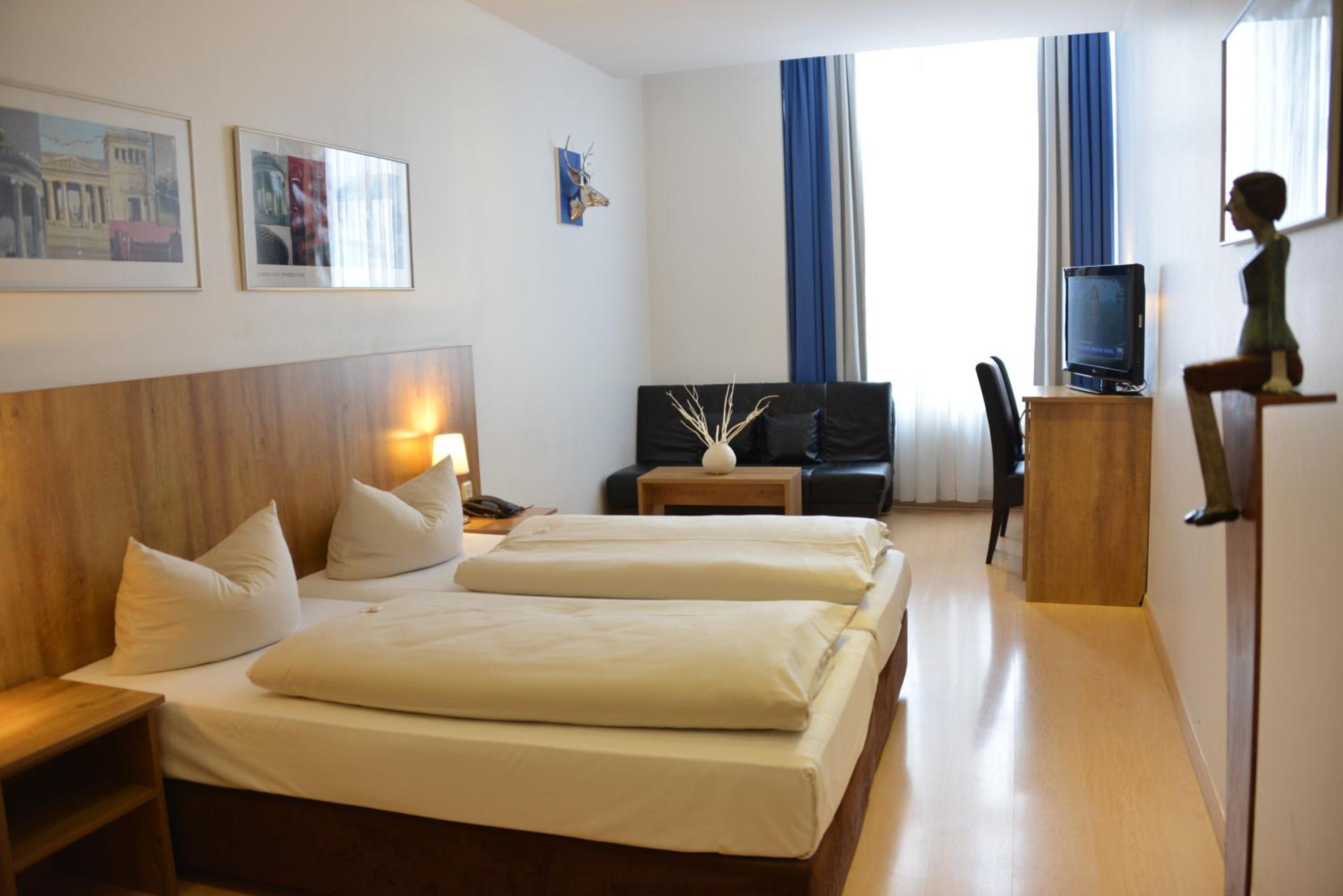 Room, Triple, Twin Beds, Sofa 7/10
