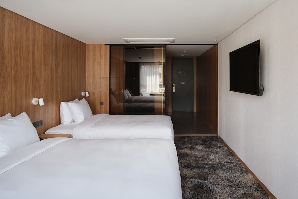 FAMILY, TWIN BEDS, CITY VIEW