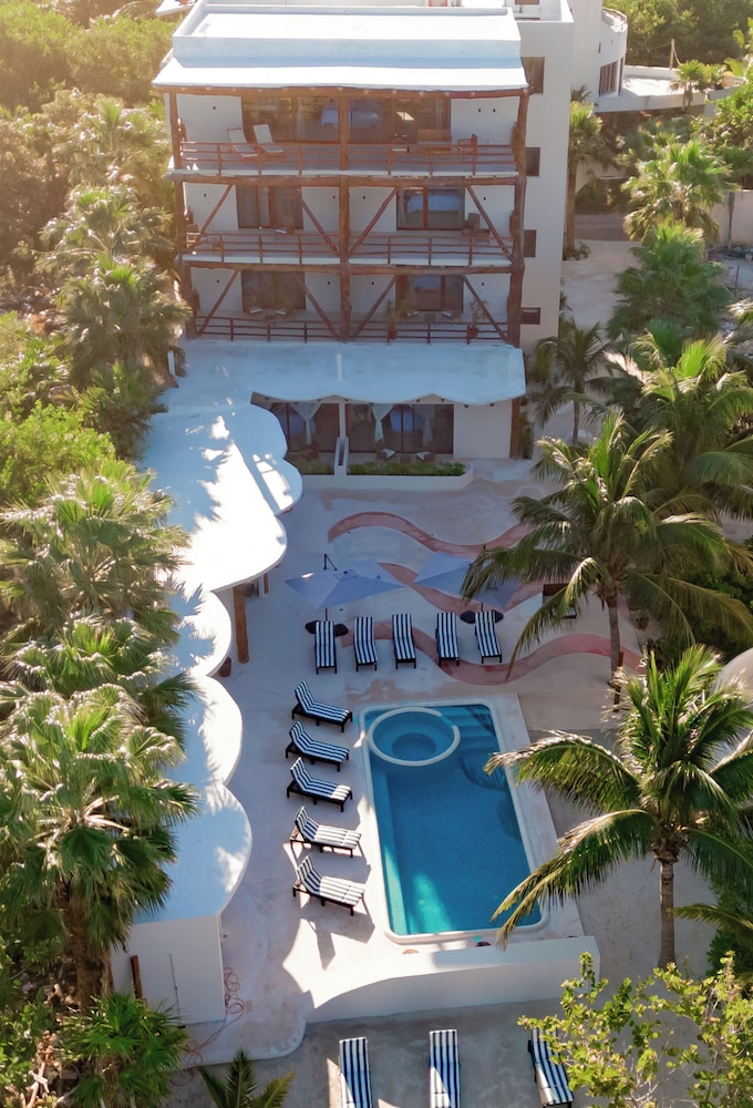 Beachfront Hotel Boutique DK 43/50