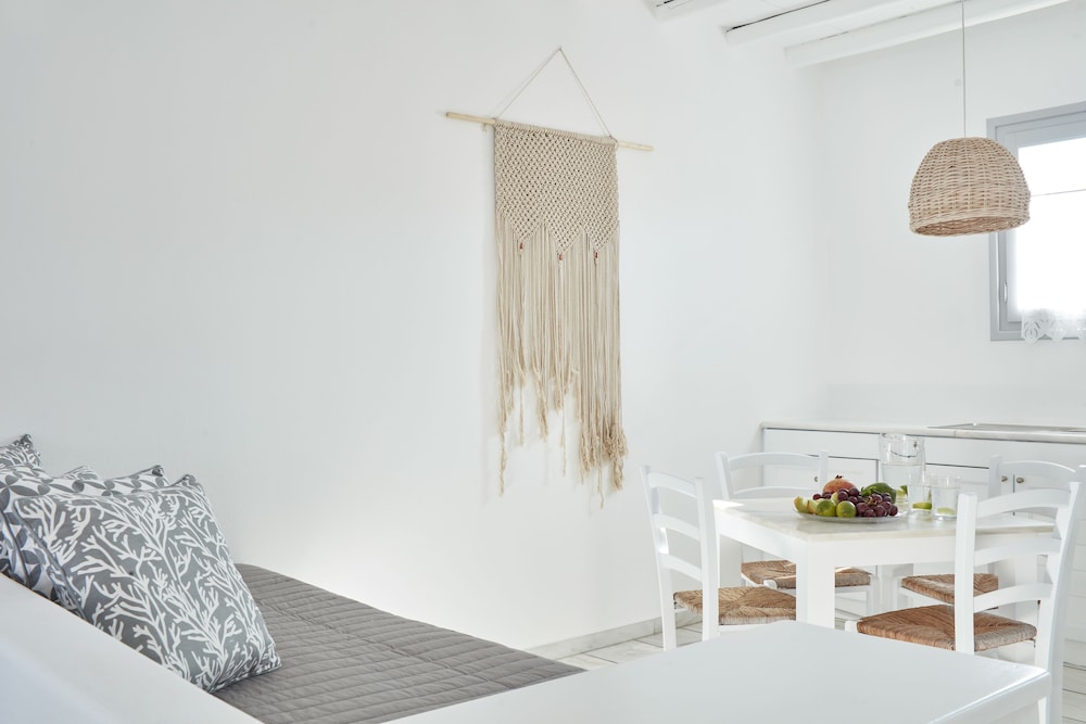 Mr Mrs White Paros 32/76
