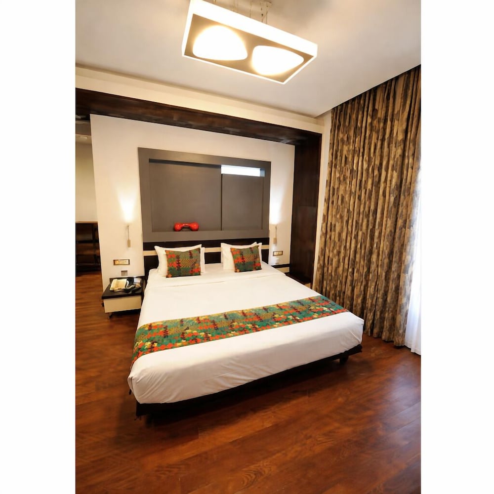 Mango Hotels - Purple Brigade 20/50