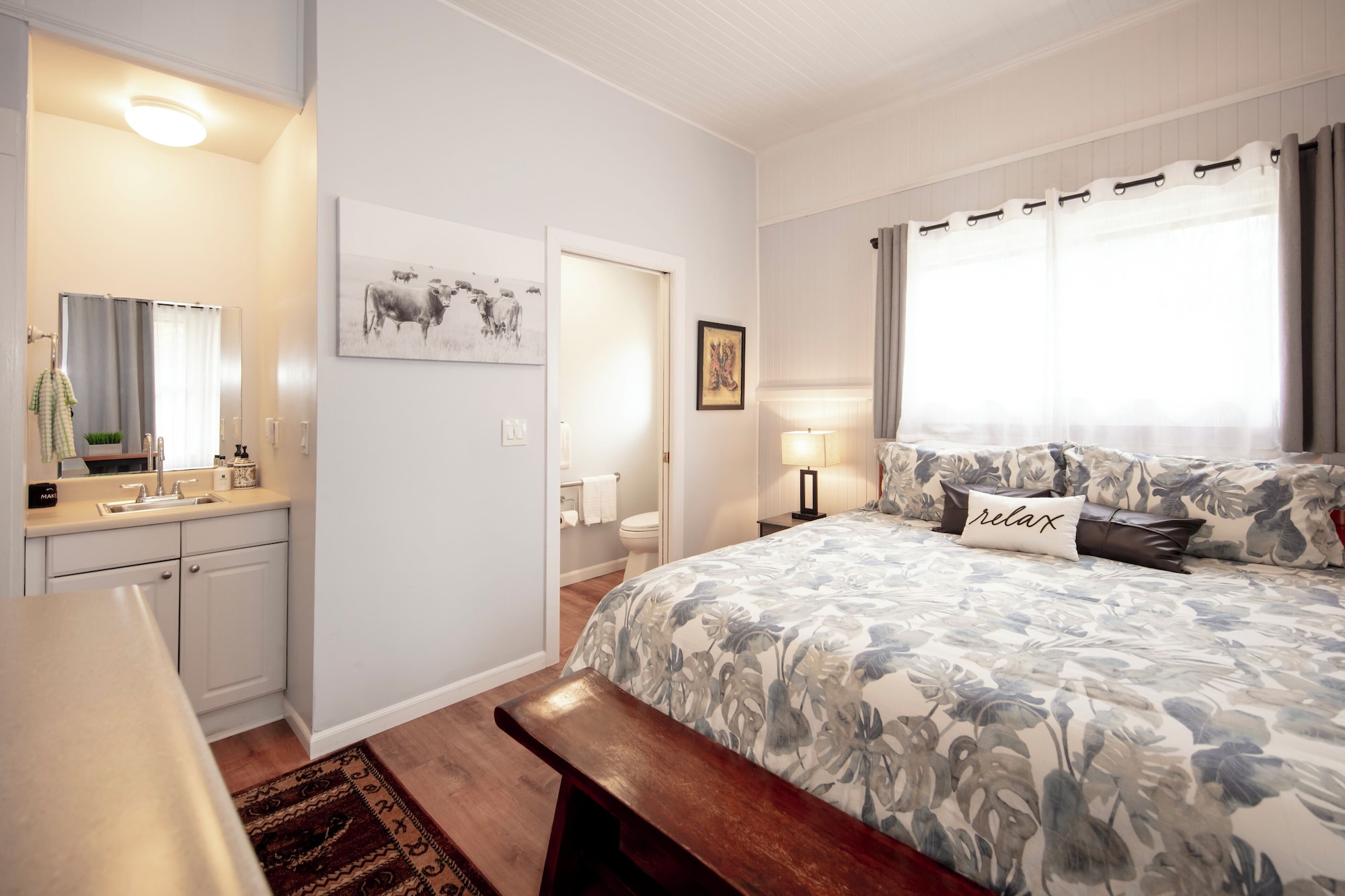 STUDIO, KING BED, KITCHENETTE