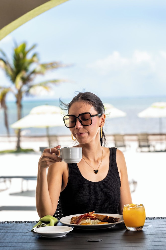 Bananas on the Beach 18/85