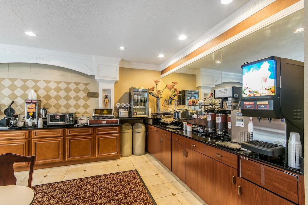 Quality Inn & Suites Evansville North 36/37