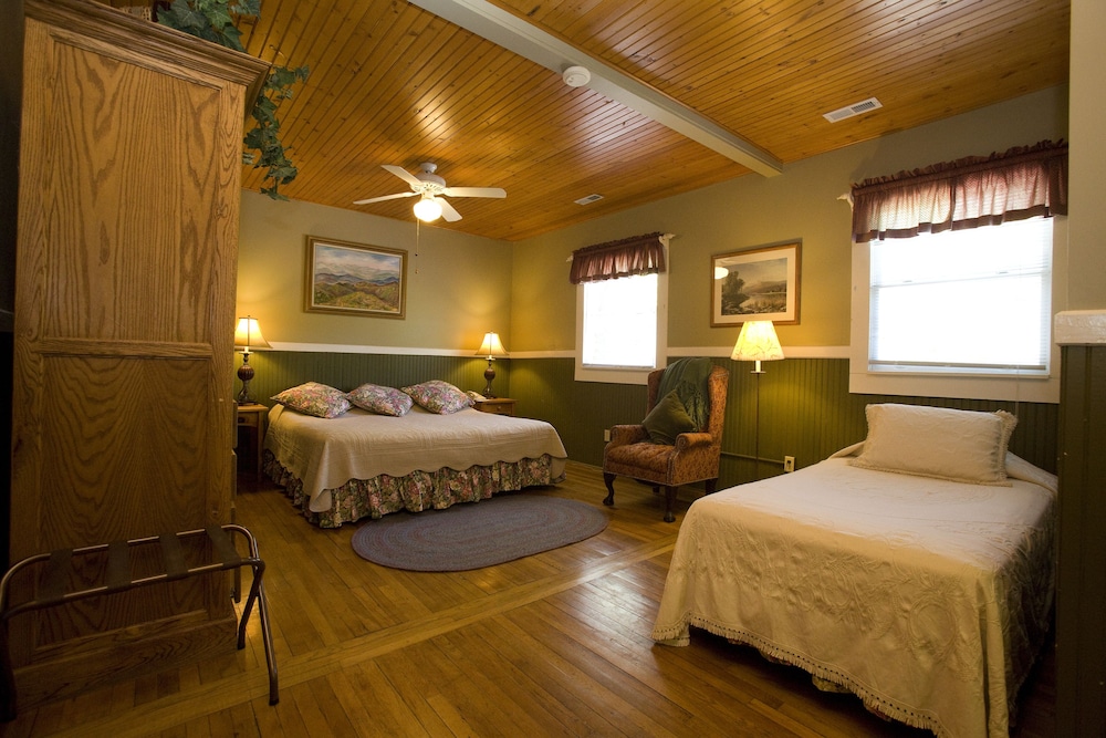 Highland Lake Inn & Resort 29/77