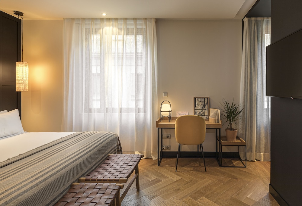 ROOM, SMALL
