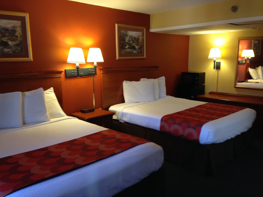 Super 8 by Wyndham Downtown Gatlinburg at Convention Center 15/23