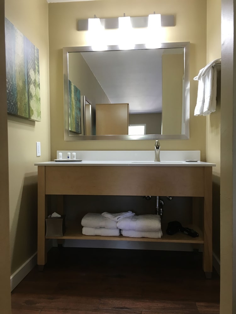 Best Western Plus South Coast Inn 8/72