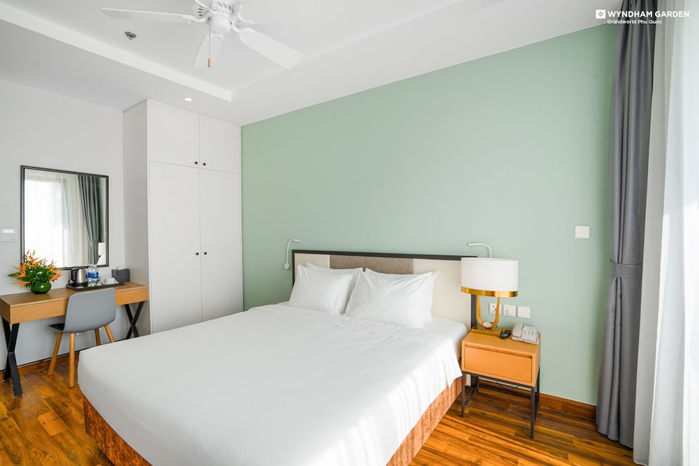 SUPERIOR, KING BED