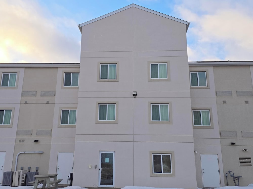Super 8 by Wyndham Estevan 6/47
