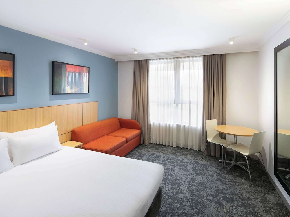SUPERIOR, QUEEN BED