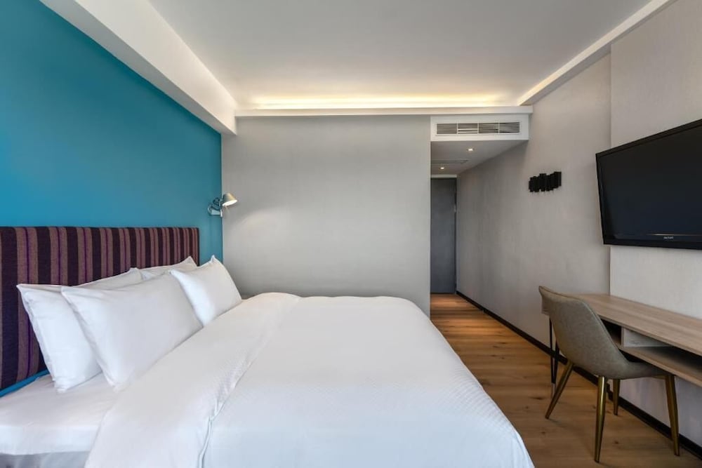 DELUXE, DOUBLE BED, BATHTUB
