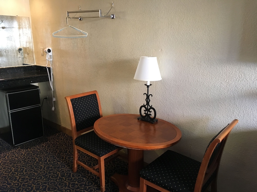 Eldorado Motor Inn 36/40