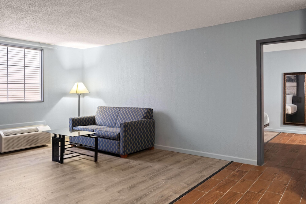 Super 8 by Wyndham Fort Wayne 41/58