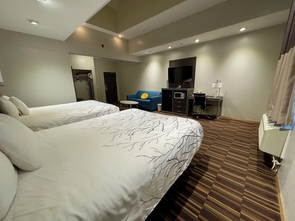 HomeTown Inn and Suites Belle Plaine 16/65