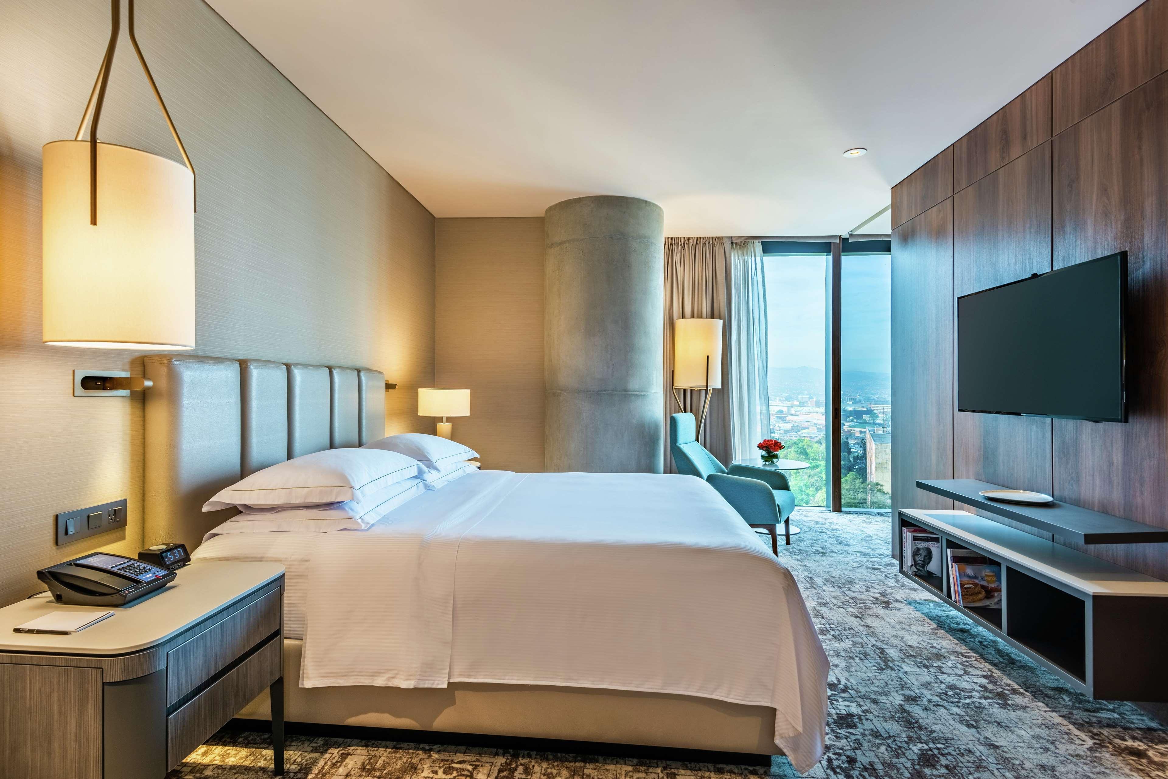 SIGNATURE, SUITE, KING BED